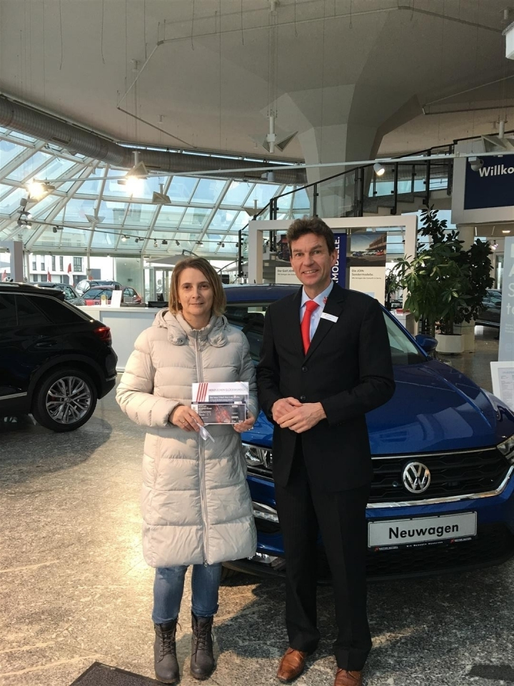 Übergabe des Gewinnes im Volkswagen Zentrum Bayreuth