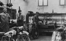 Die Anfänge: Hans Nützel in seiner Motorradwerkstatt