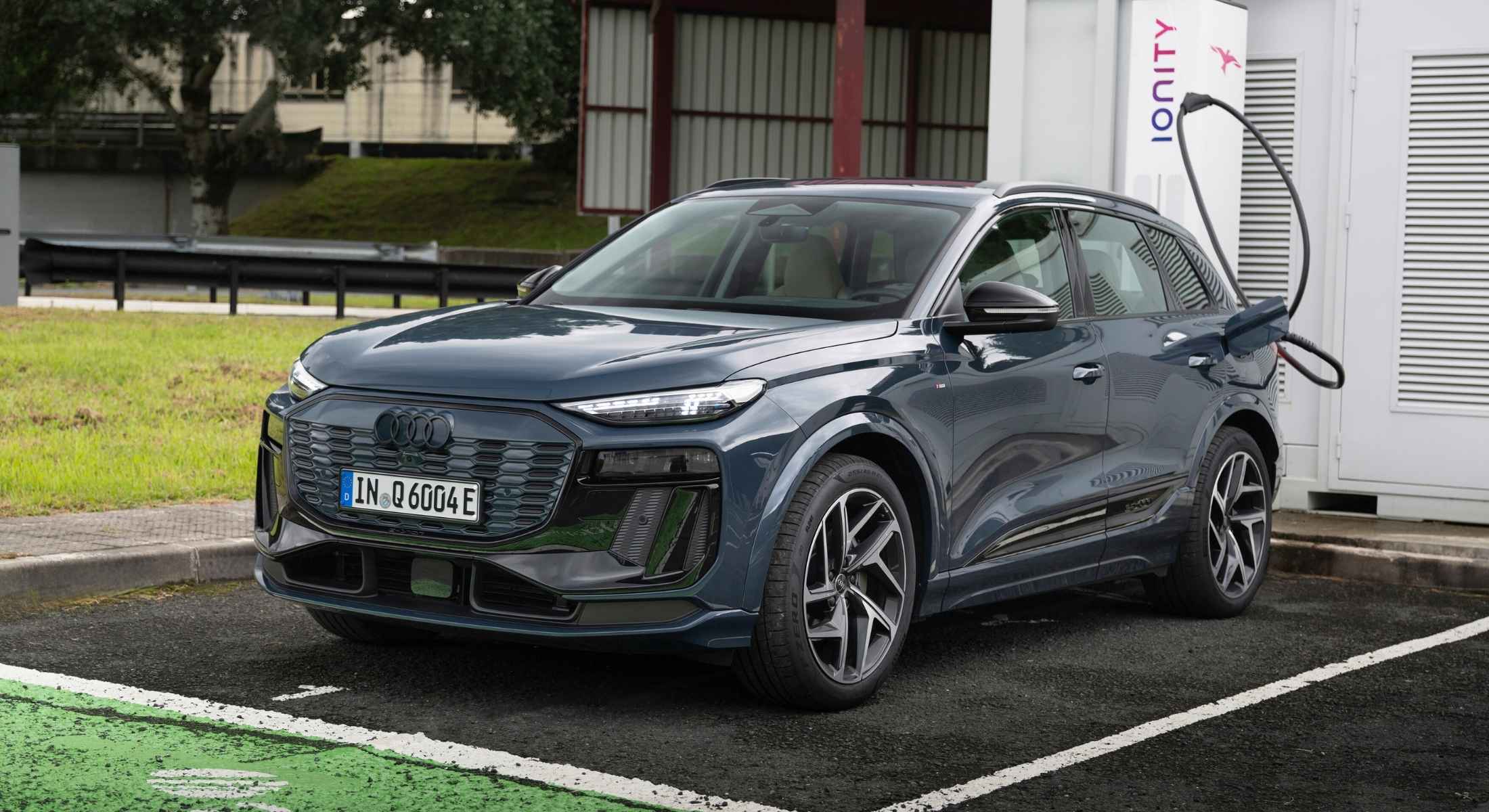 Der Audi Q6 e-tron quattro an einer Ladesäule