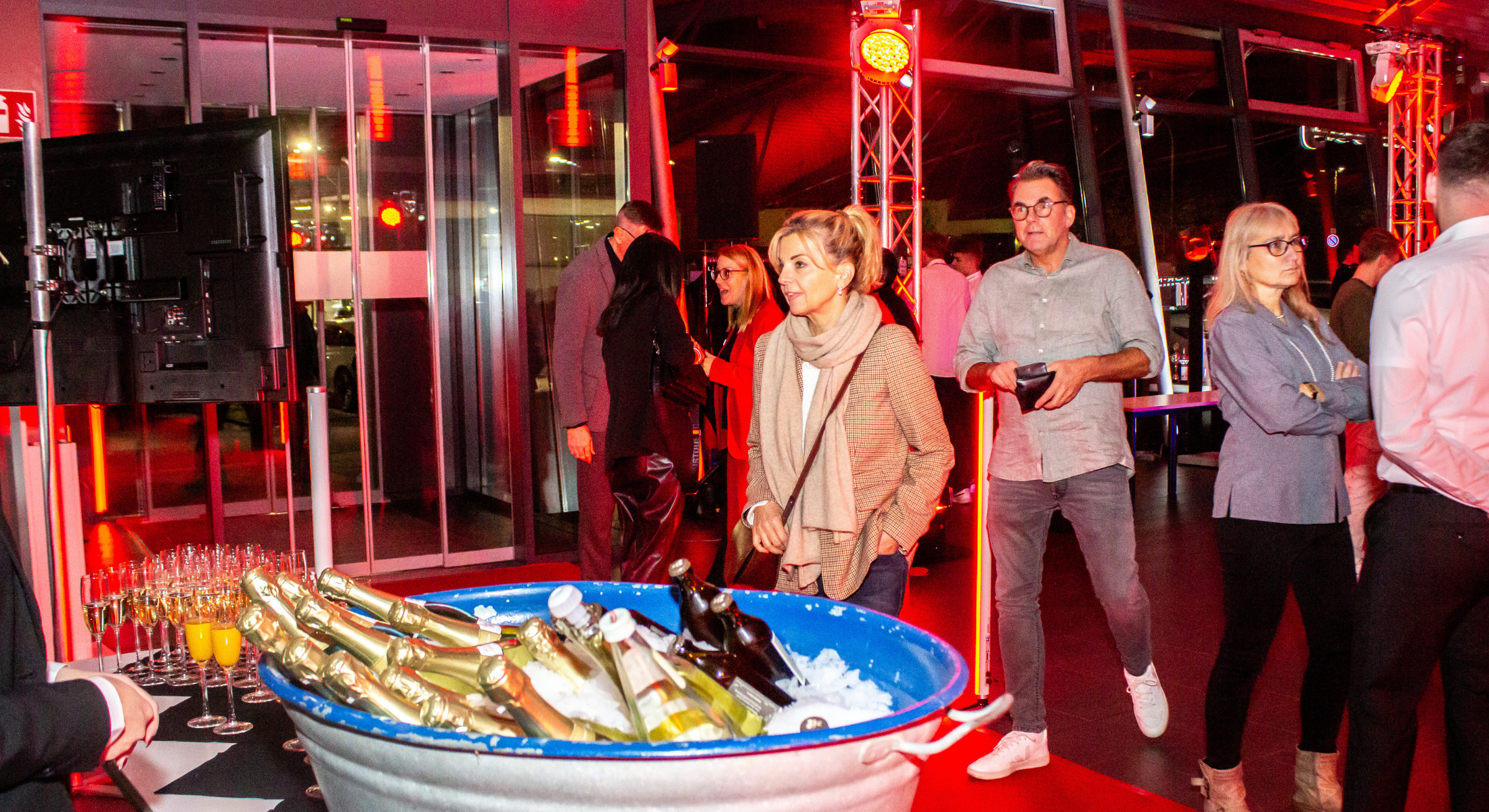 Aufnahme des Eingangsbereiches mit Sektempfang und Besuchern