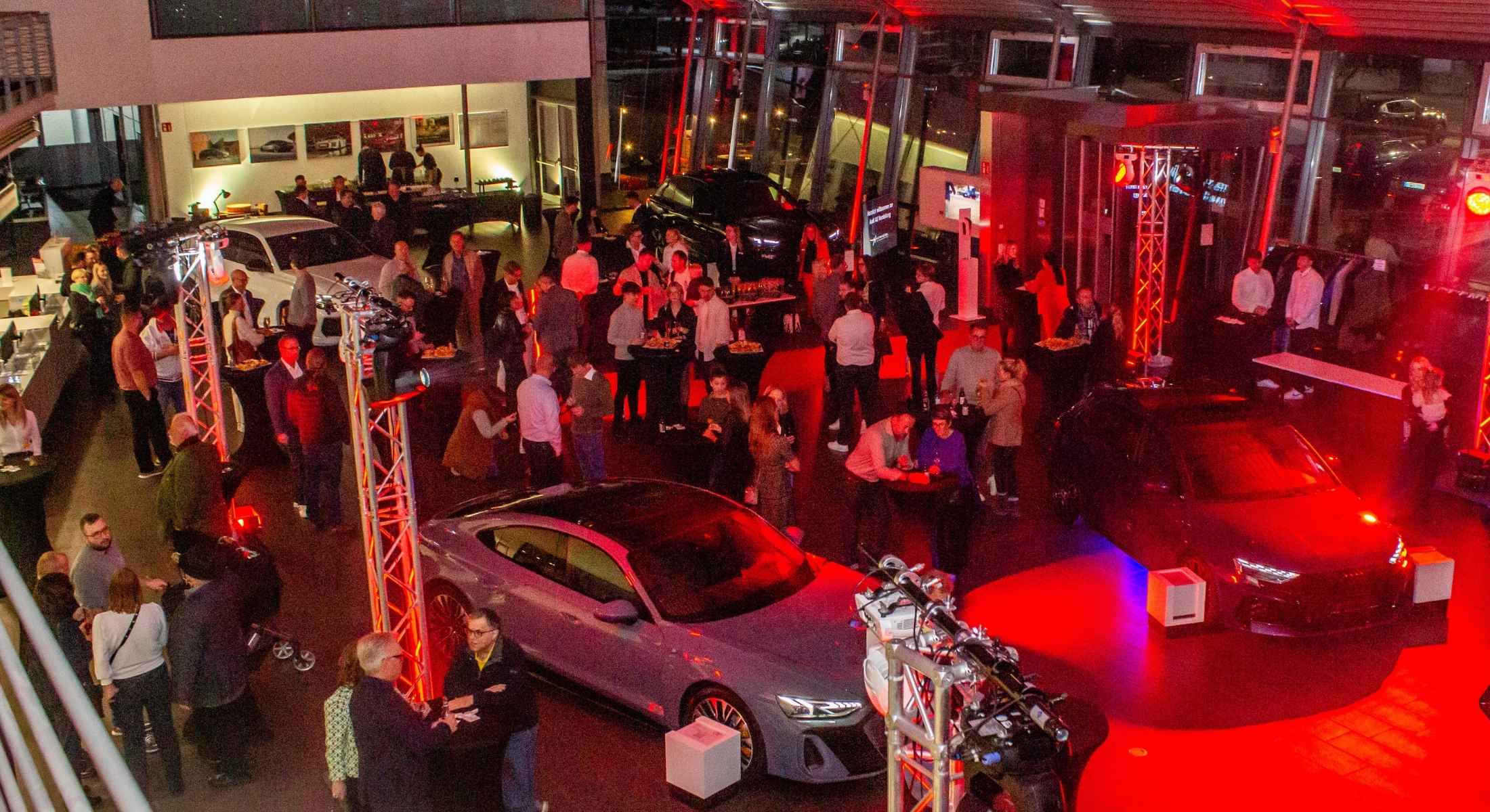 Blick in den Showroom mit Modellen und Besuchern