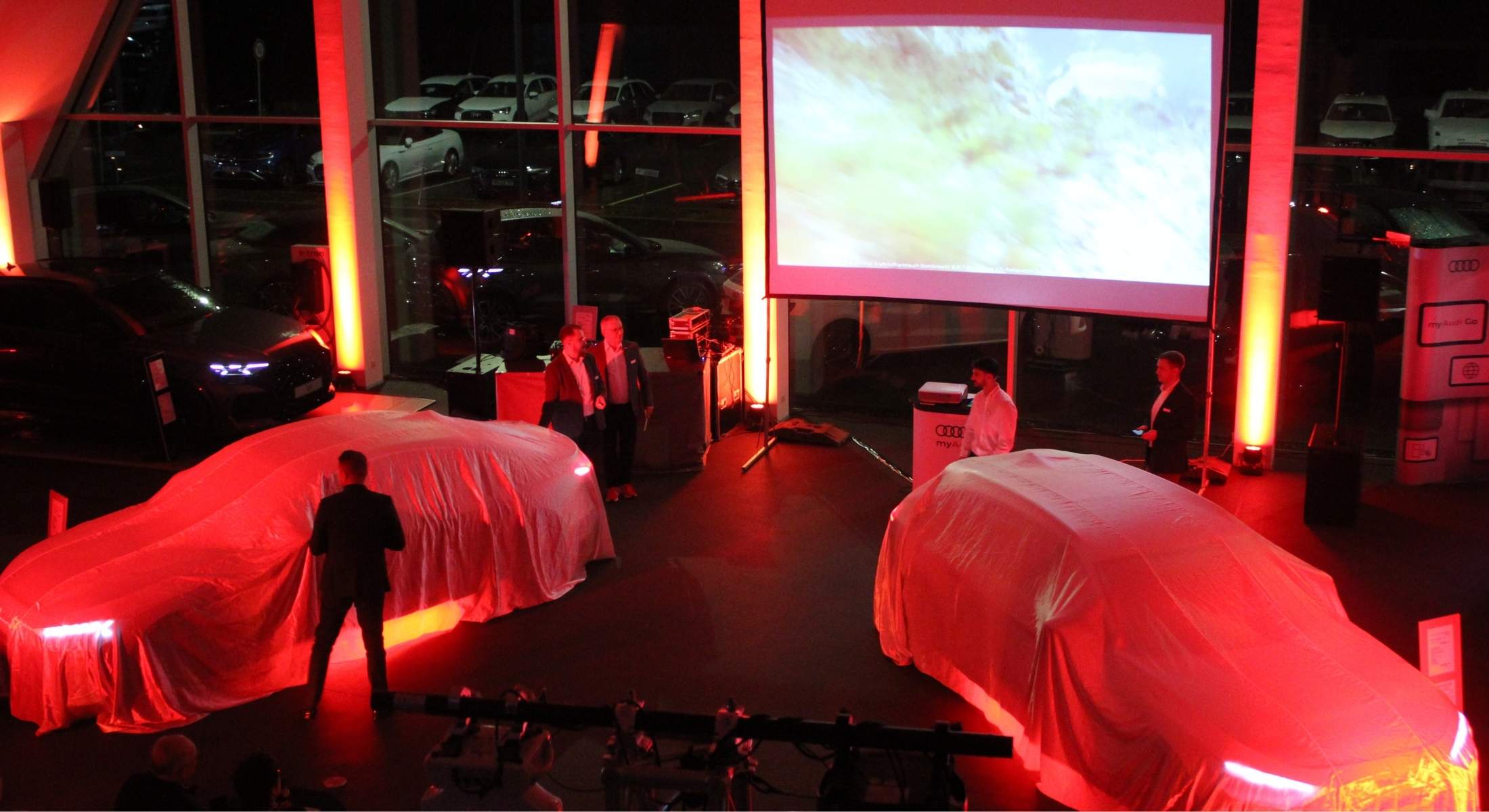 Blick in den Showroom mit den noch verhüllten Modellen