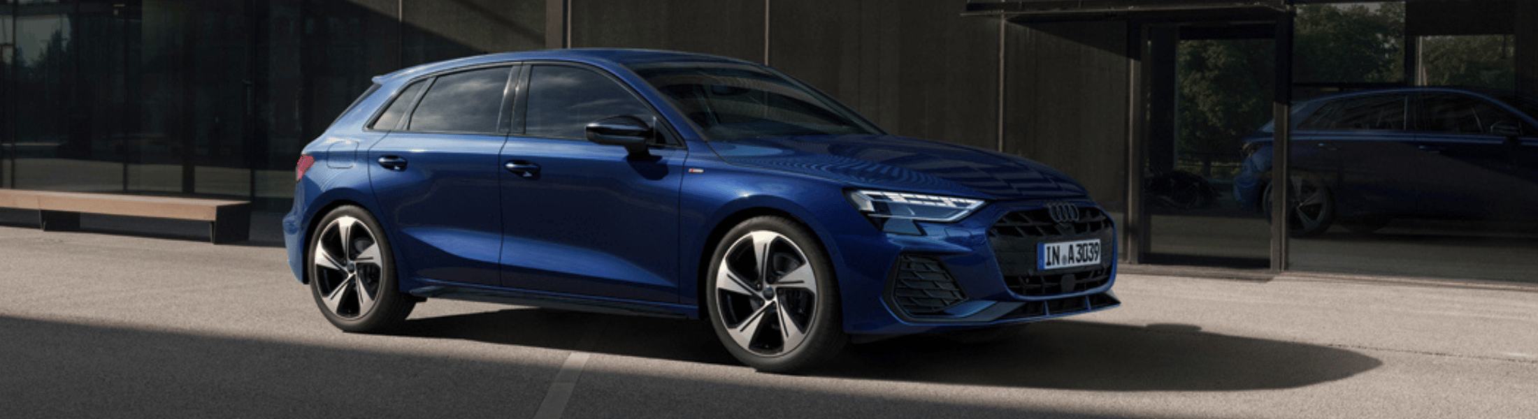 Blauer Audi A3 von schräg vorne zu sehen, steht au