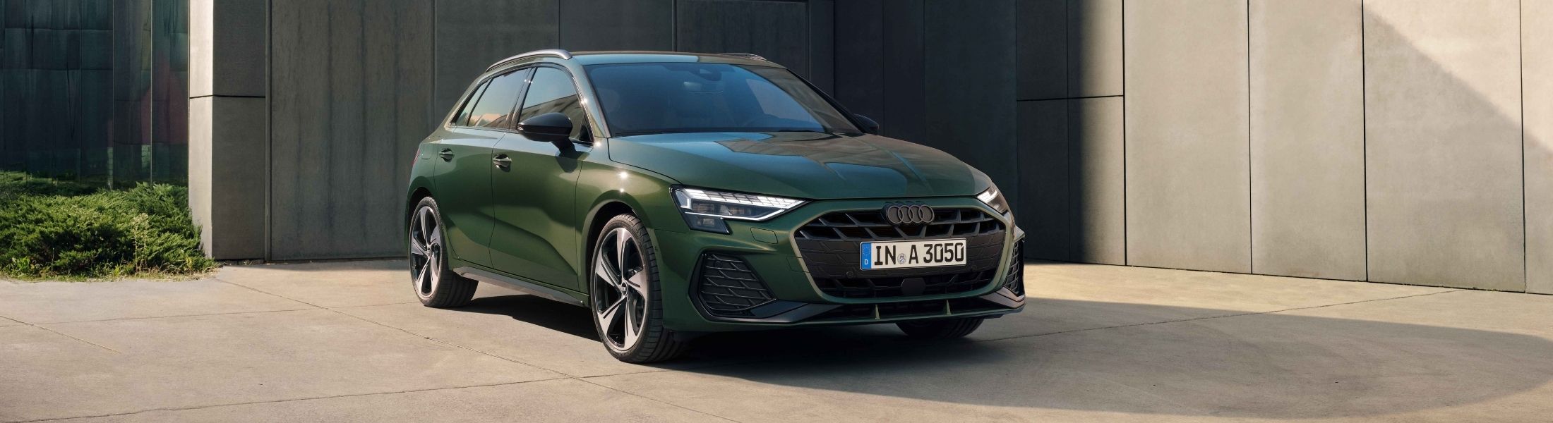 Grüner Audi A3 steht auf der Straße