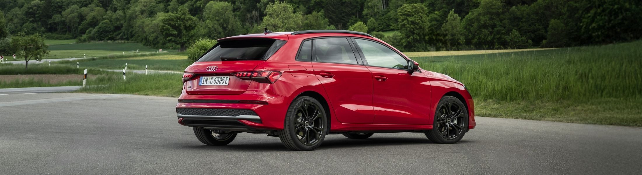 Roter Audi A3 steht auf der Straße