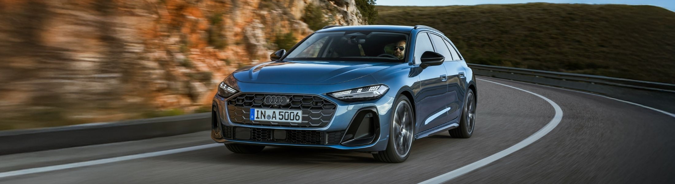 Blauer Audi A5 fährt auf der Straße