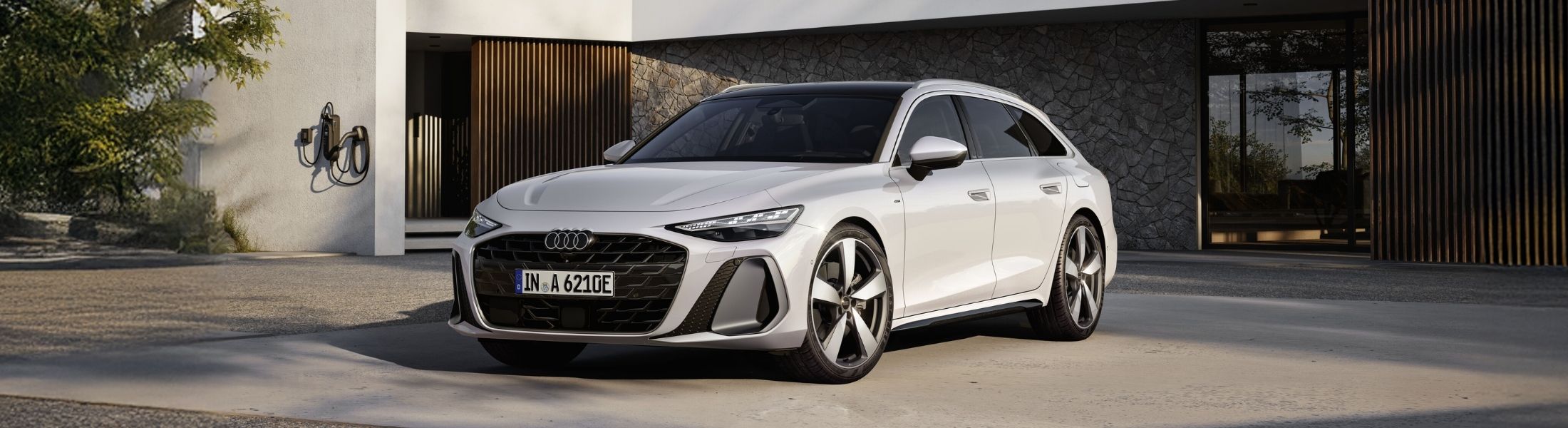 Weißer Audi A6 steht auf der Straße