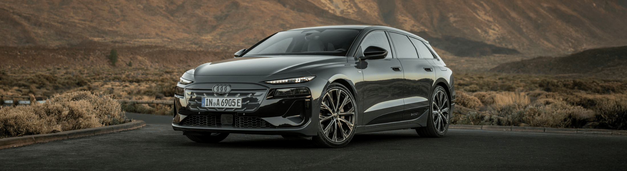 Magnetgrauer Audi A6 fährt auf der Straße