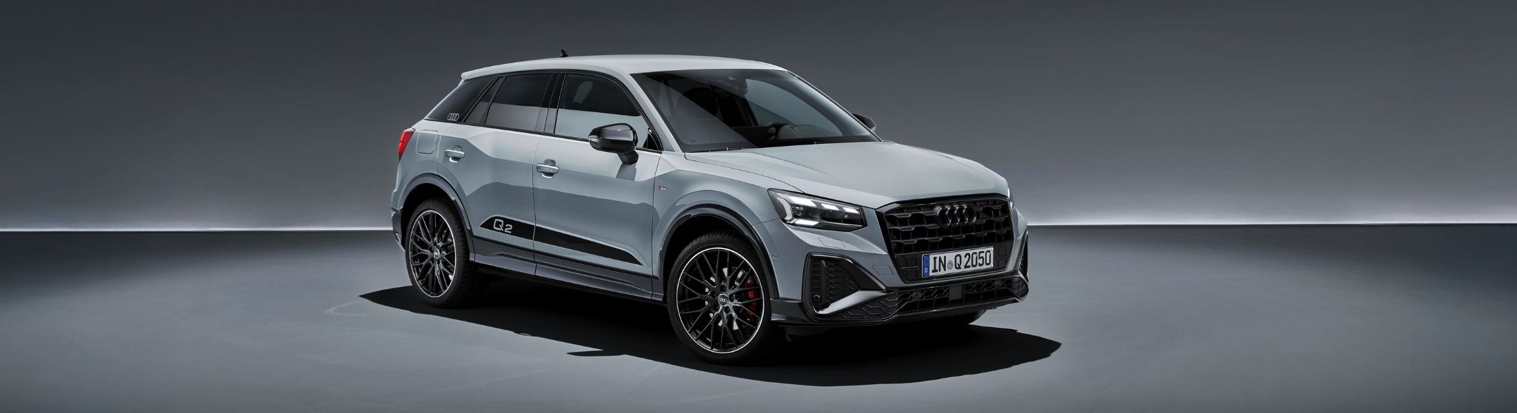 Audi Q2 fährt auf der Straße