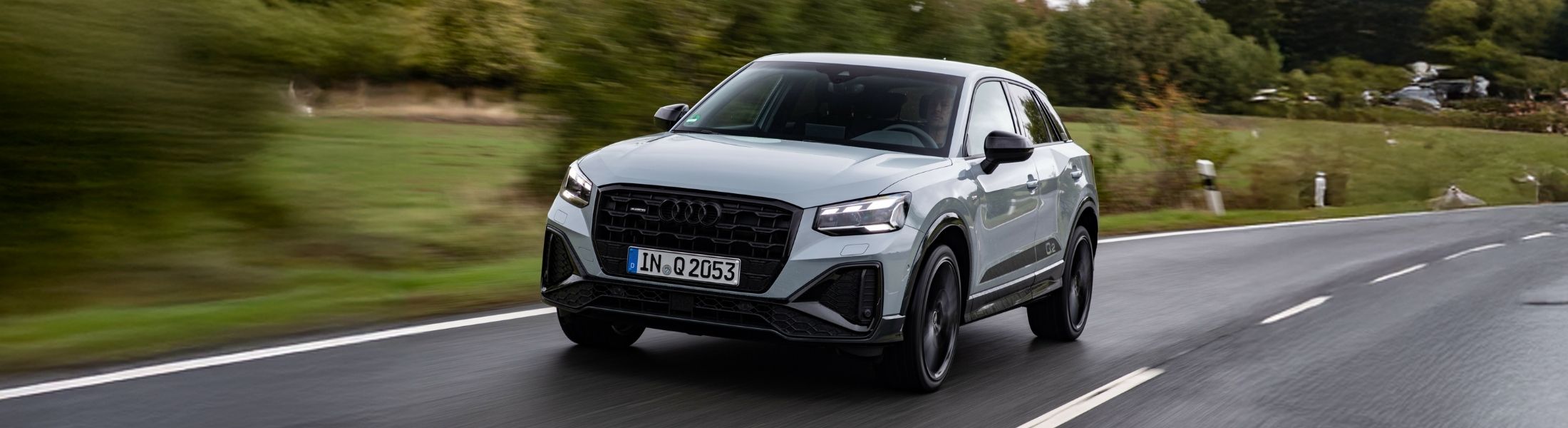 Audi Q2 fährt auf der Straße