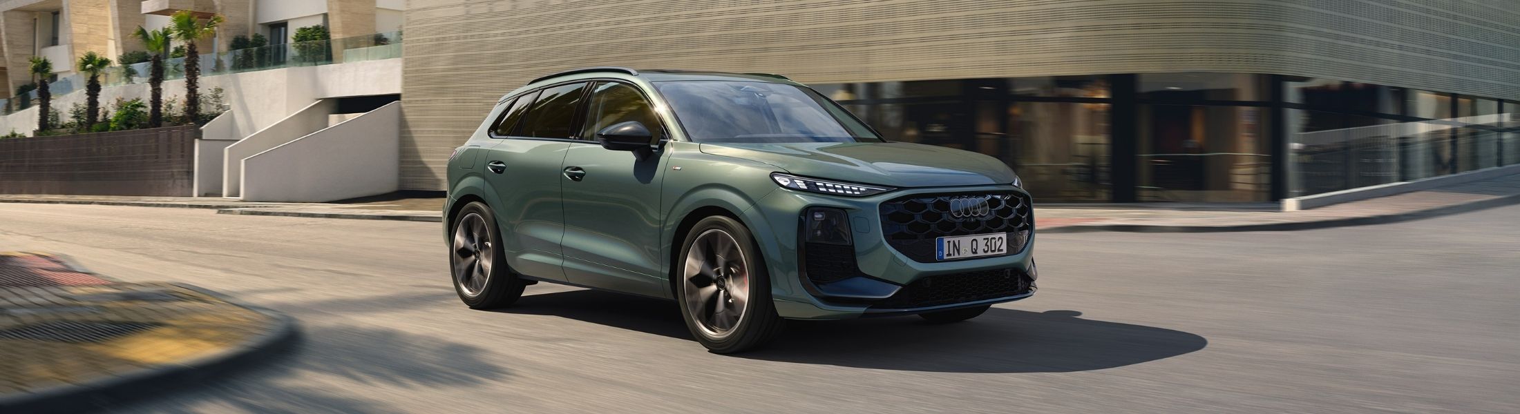 Blauer Audi A5 fährt auf der Straße