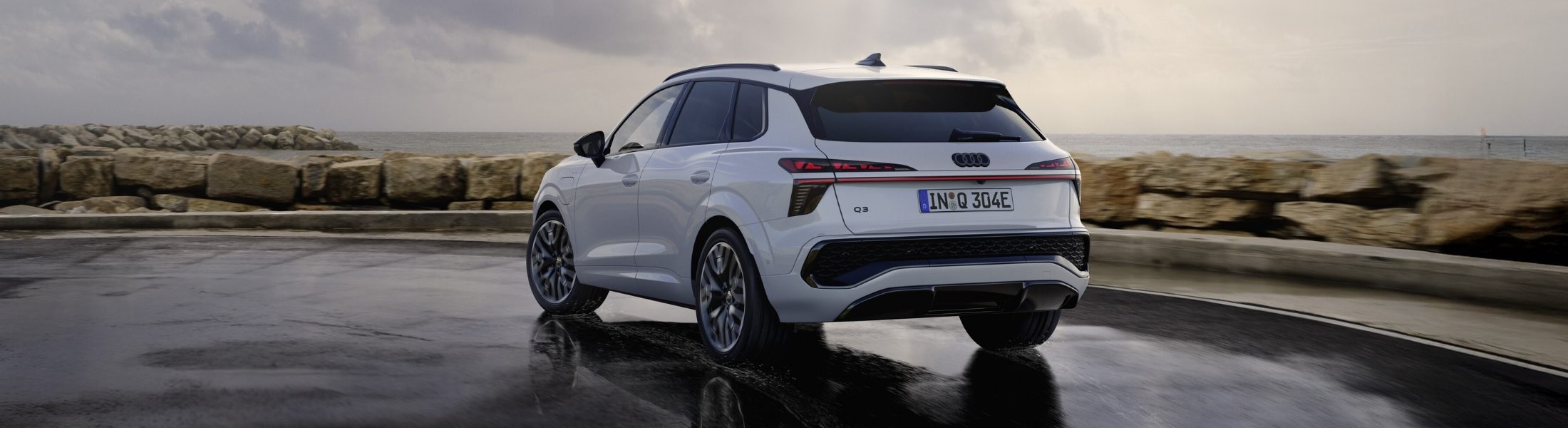 Roter Audi Q3 SUV e-hybrid steht auf der Straße