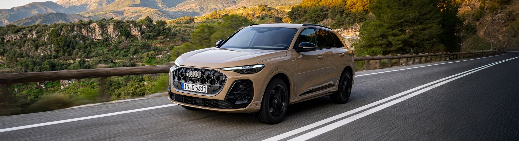 Blauer Audi A5 fährt auf der Straße