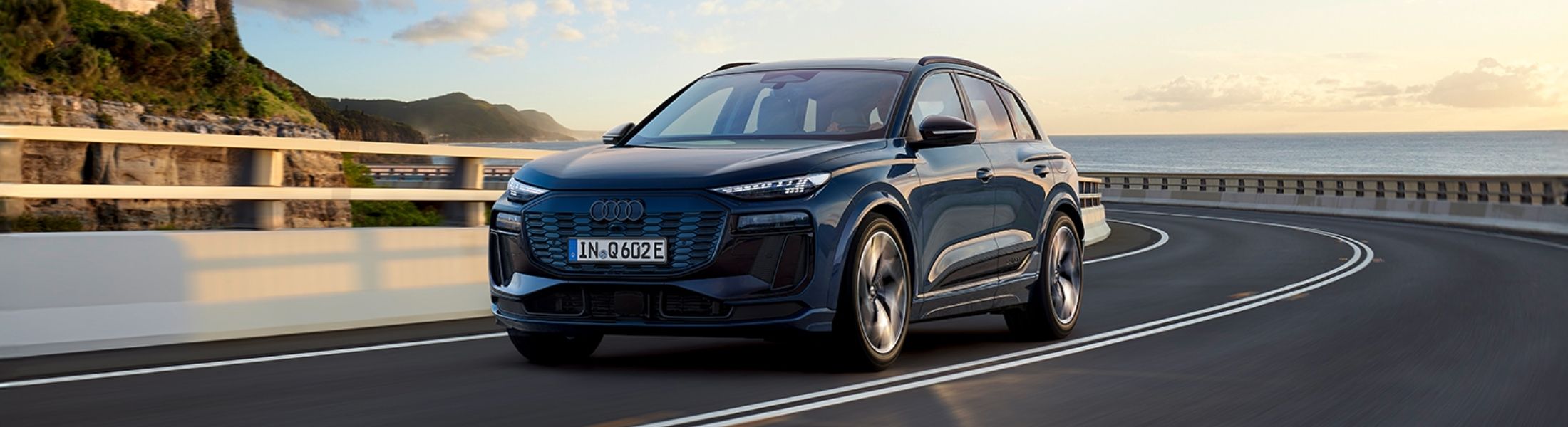 Blauer Audi A5 fährt auf der Straße