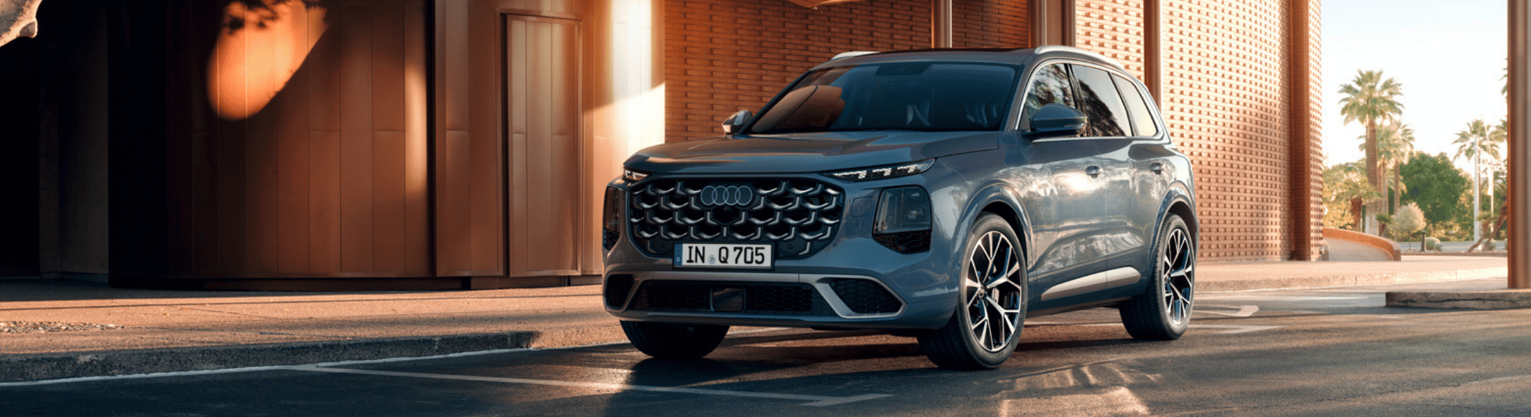 Audi Q7 fährt auf der Straße