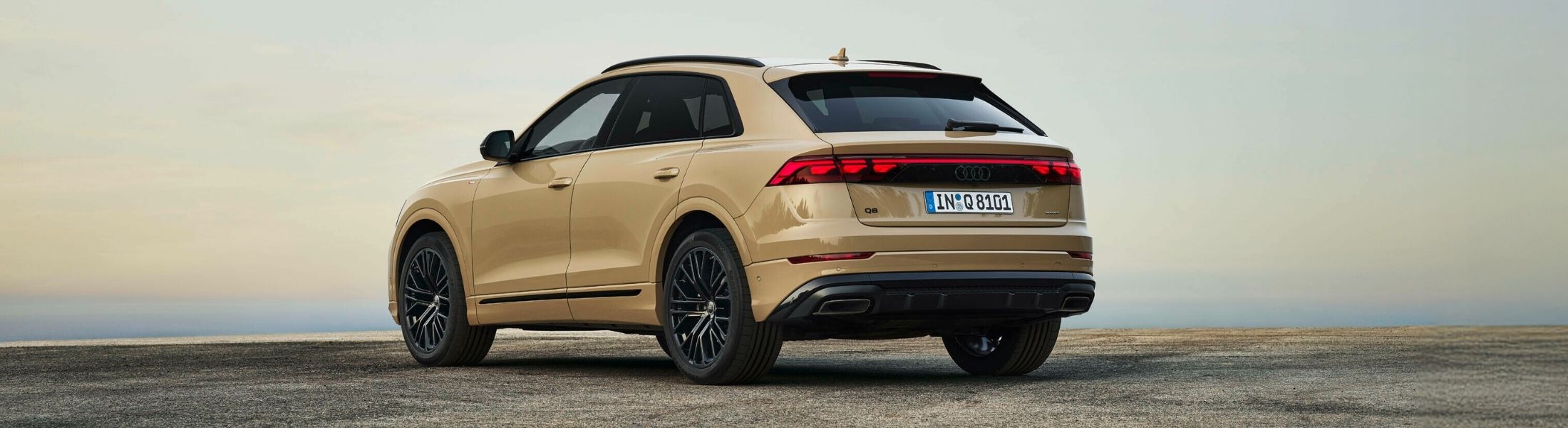Goldener Audi Q8 fährt auf der Straße