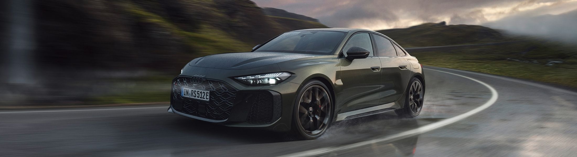 Grüner RS 5 fährt auf der Straße