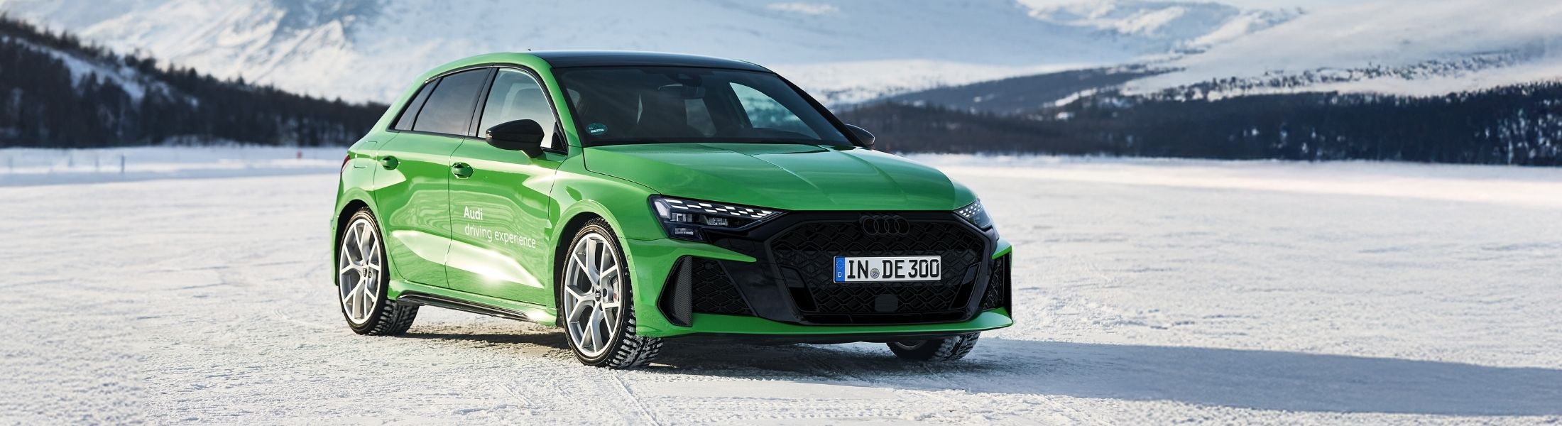 Grüner Audi RS3 steht im Schnee