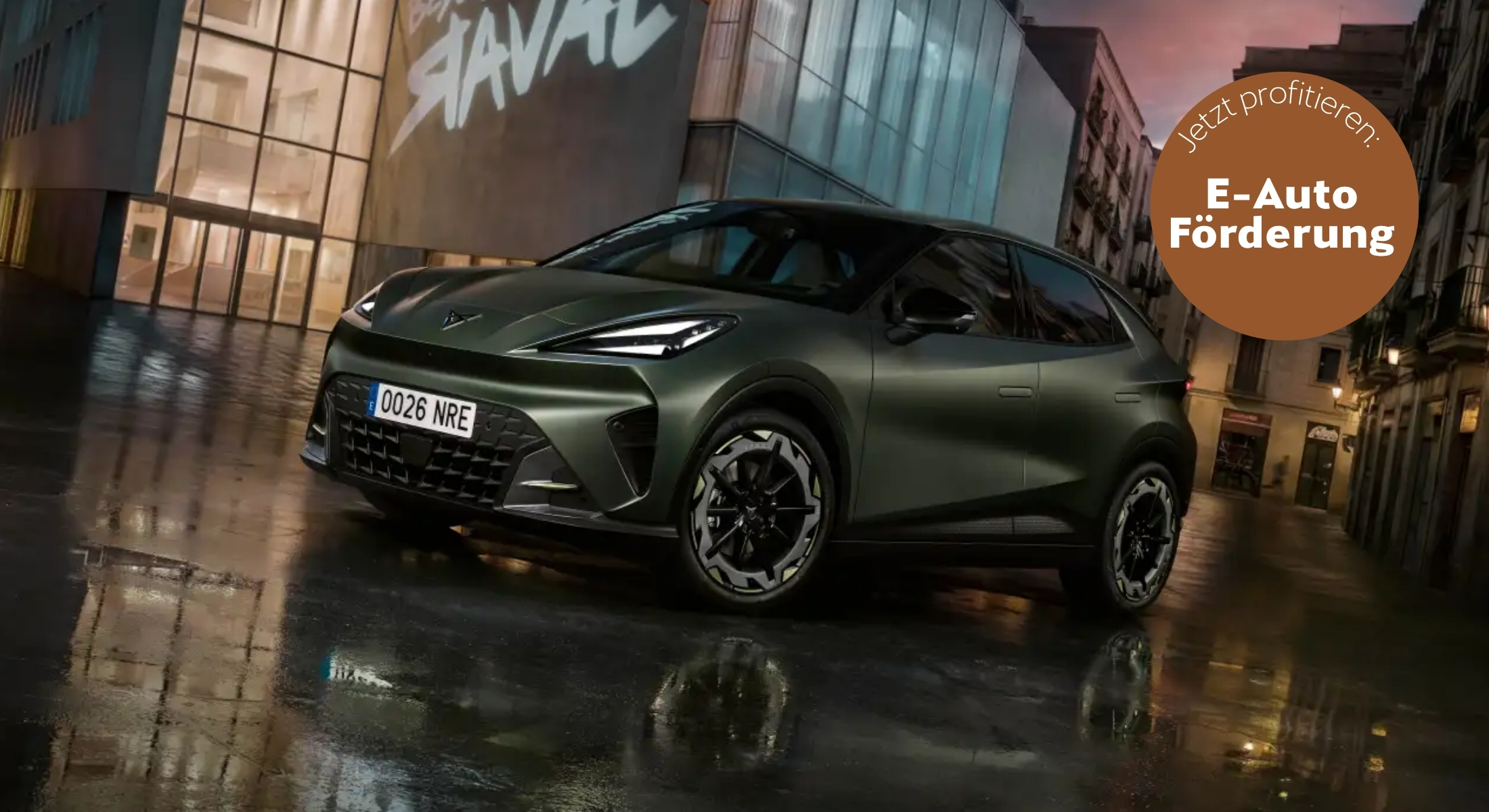 grauer Cupra Leon fährt auf der Straße