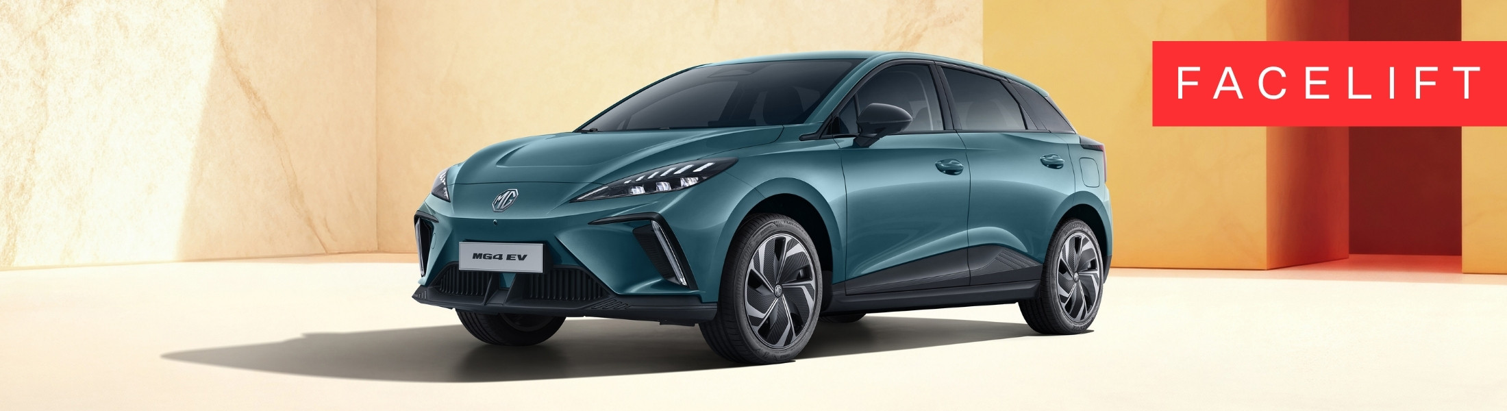 grüner MG4 electric premium vor hellgelben hinterg