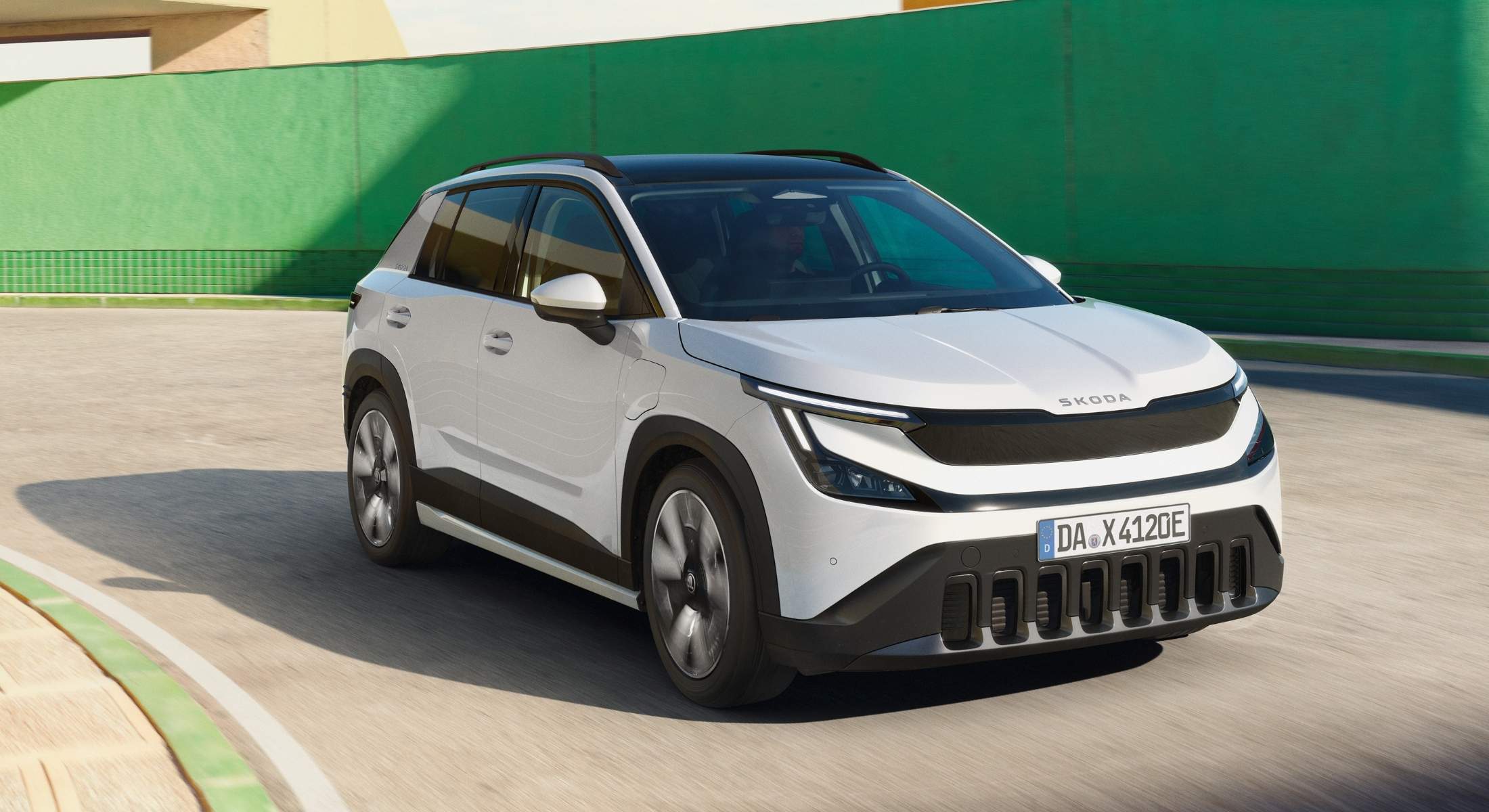 Der Škoda Elroq an der Ladesäule.