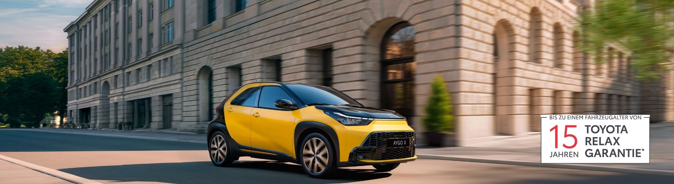 metallicfarbener toyota c-hr+ fährt auf der straße