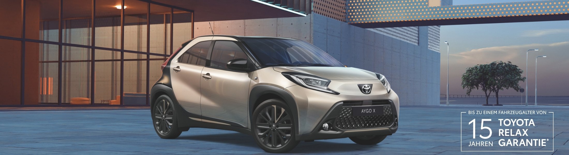 metallicfarbener toyota c-hr+ fährt auf der straße