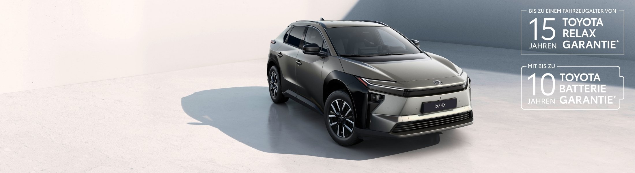 metallicfarbener toyota c-hr+ fährt auf der straße