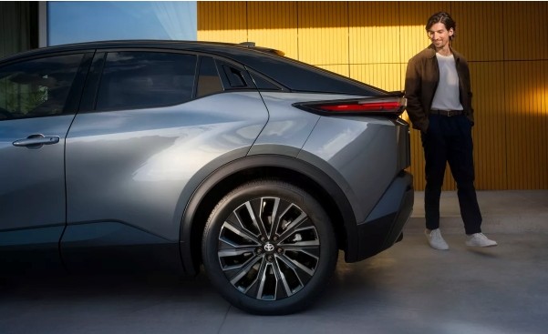 toyota c-hr+ seitenansicht