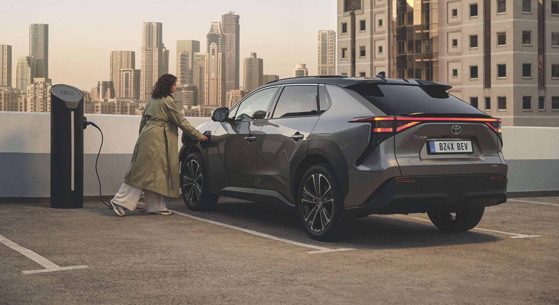 Der Toyota bZ4X in der Farbe onyx schwarz