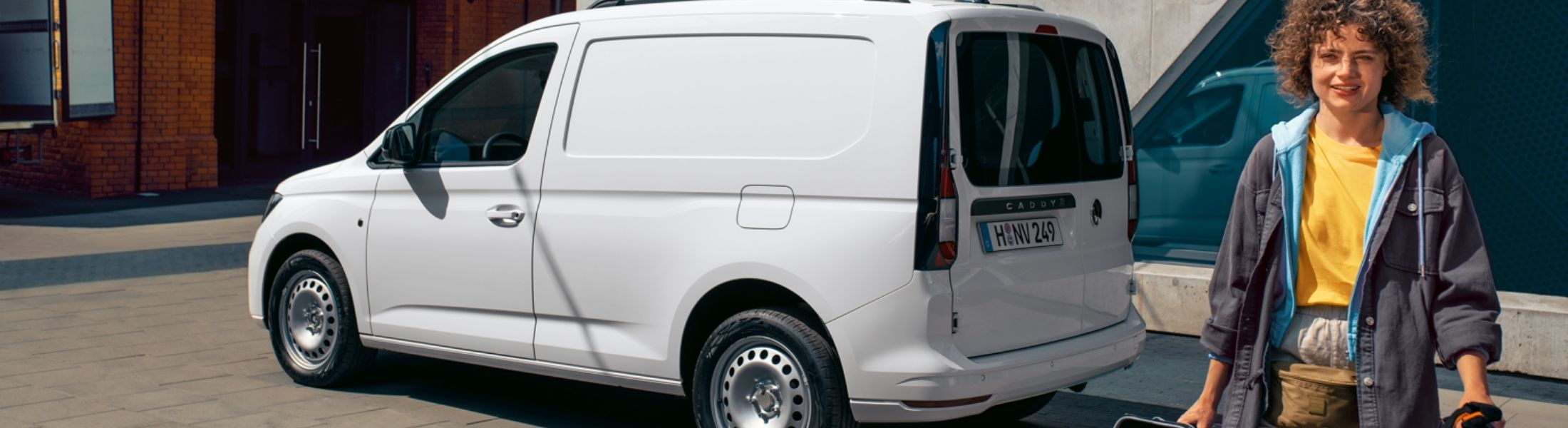 Weißer VW Caddy Cargo auf Baustelle