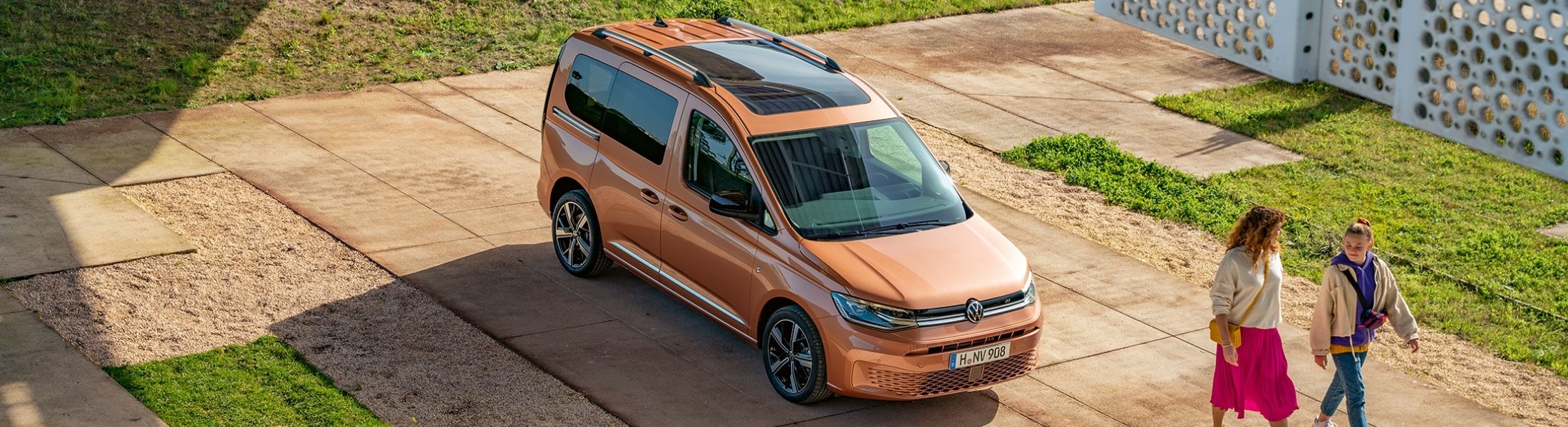 VW Caddy auf der Straße in Orange