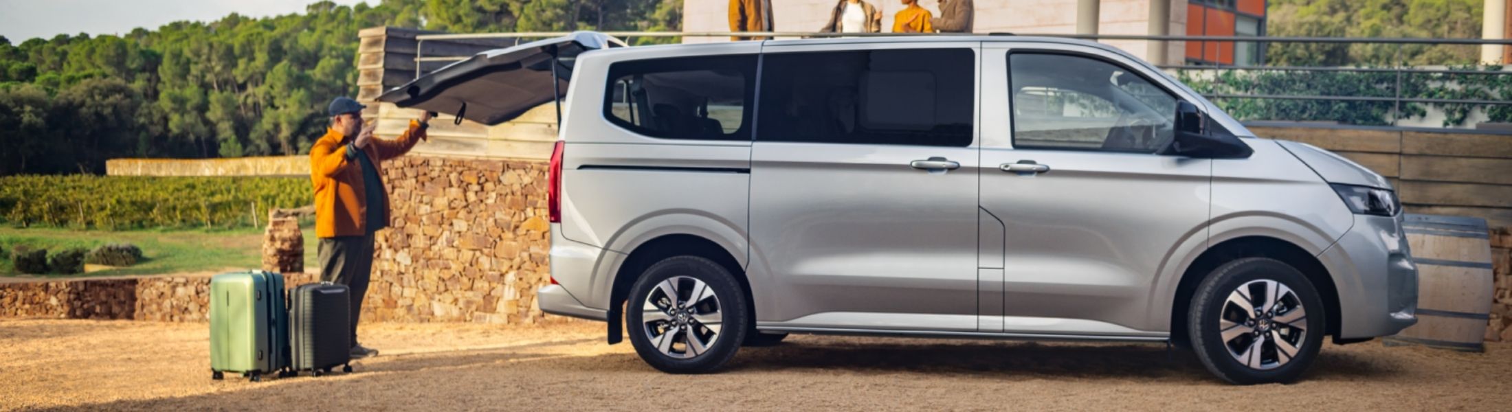 VW Caravelle in Silber