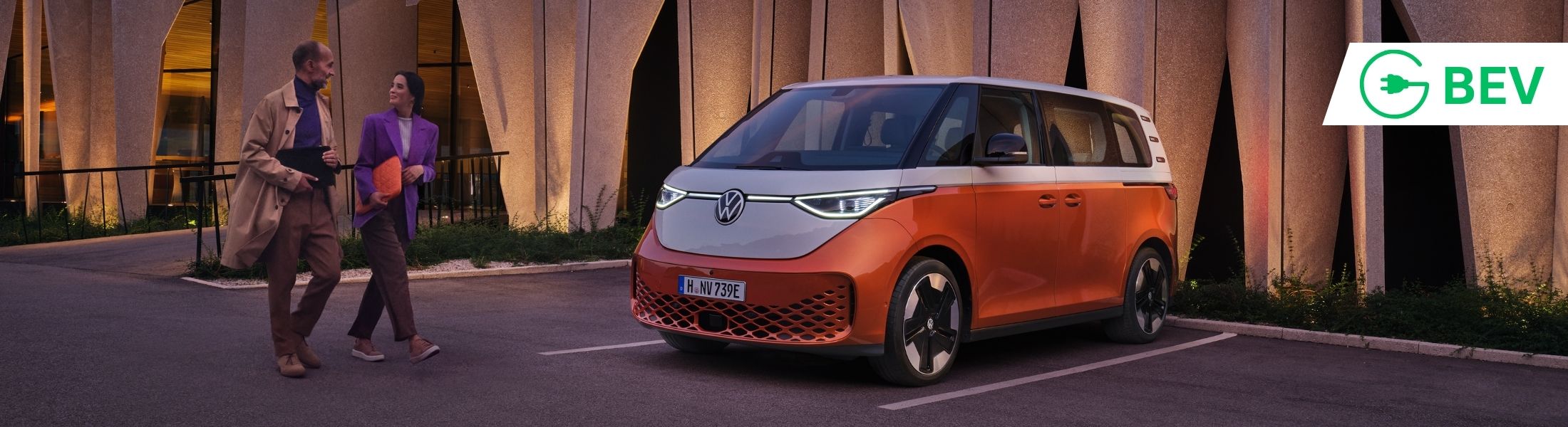 VW ID.Buzz in Weiß und Orange