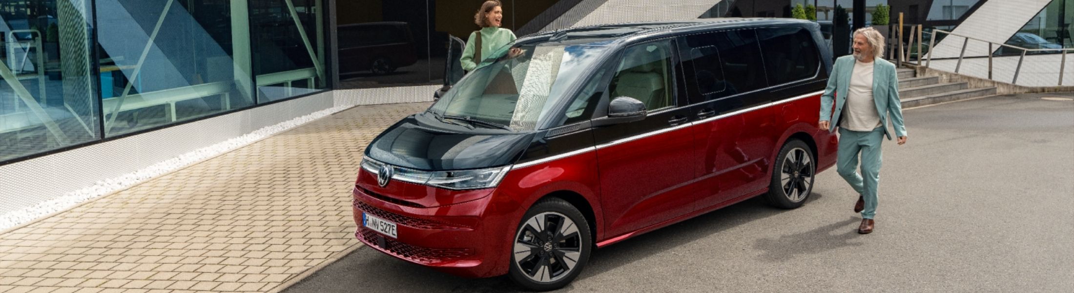 VW Multivan auf der Straße in Schwarz und Rot