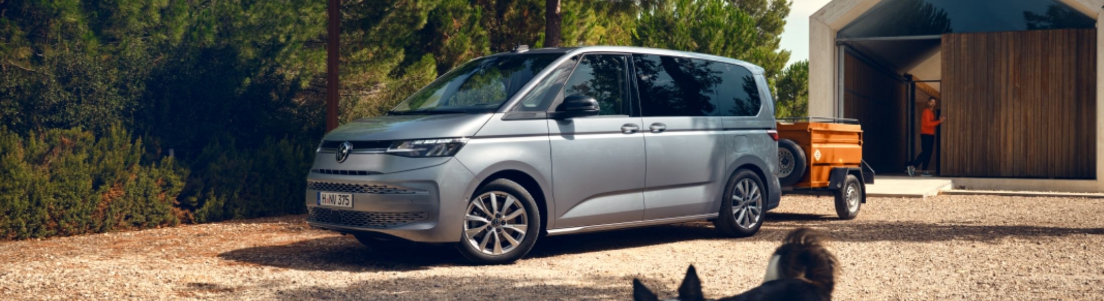 VW Multivan in Silber mit einem Anhänger