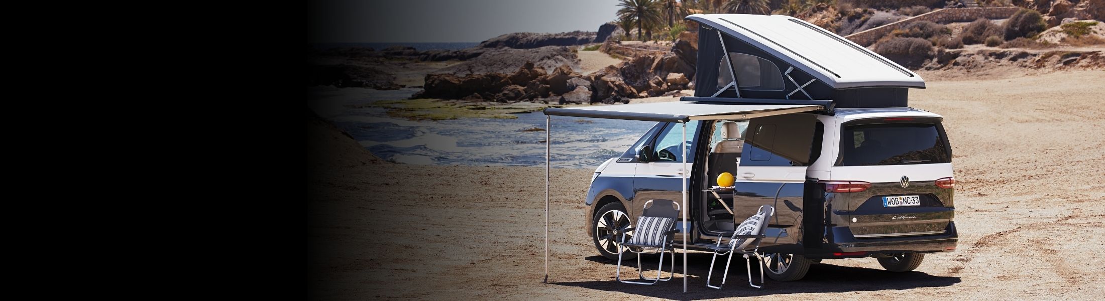 VW California am Strand mit Aufstelldach, Markise