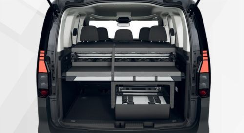 Der Caddy California Kofferraumansicht mit Bett