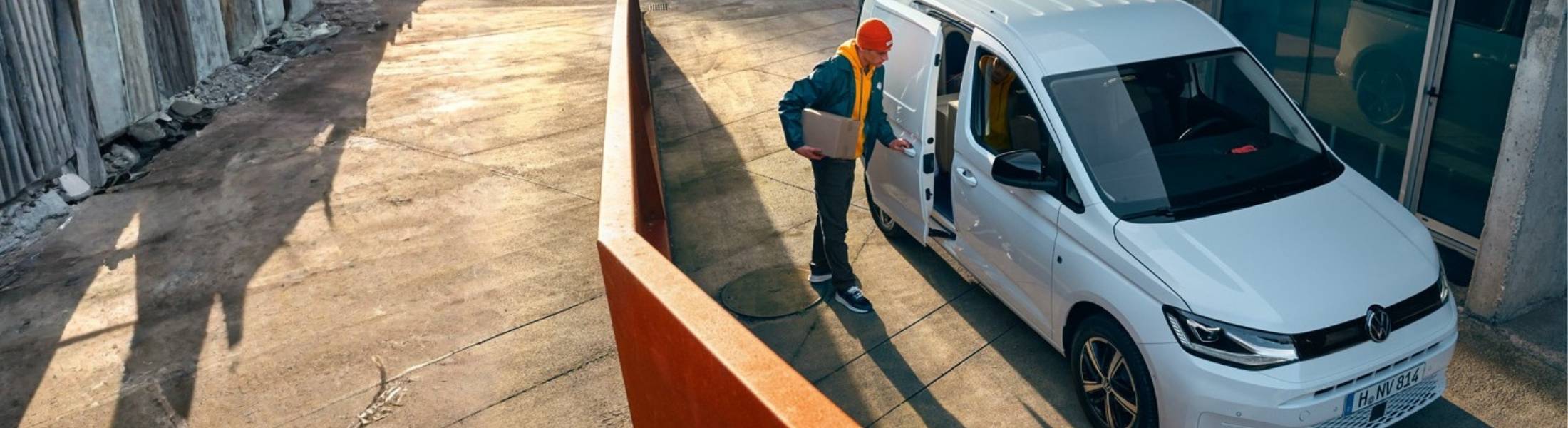 Weißer VW Caddy Cargo auf Baustelle