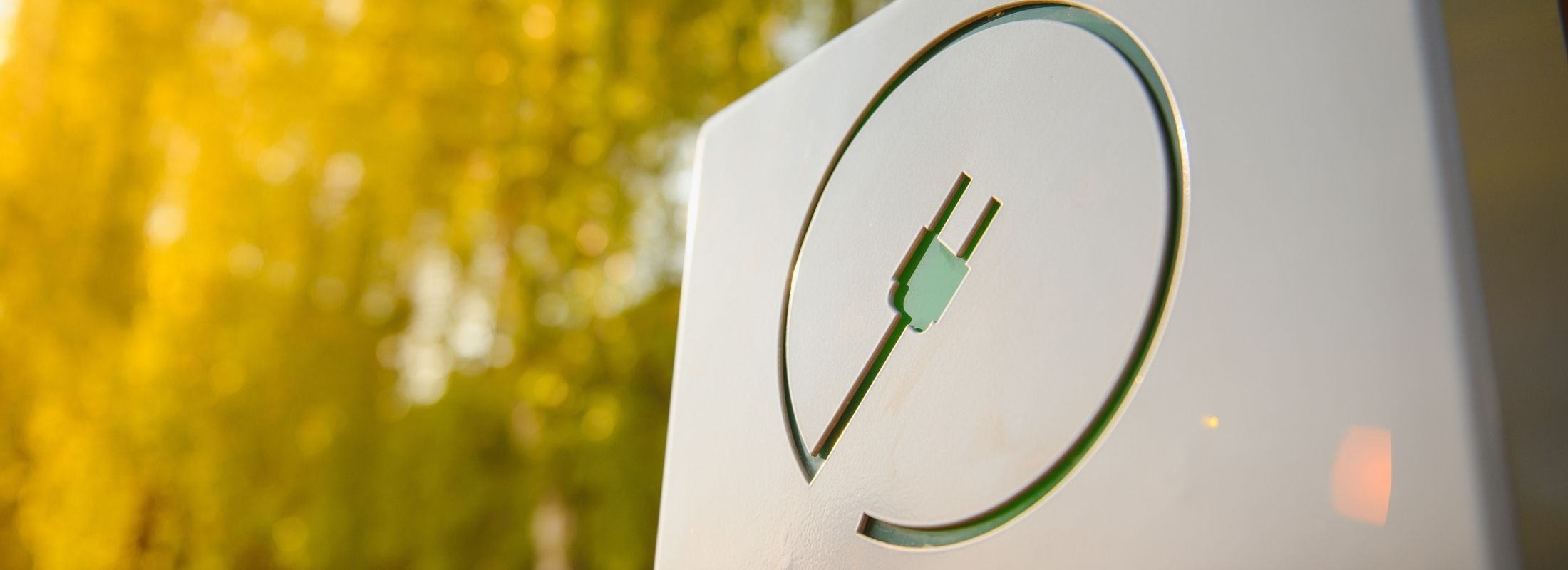 Stecker Symbol auf grünem Hintergrund