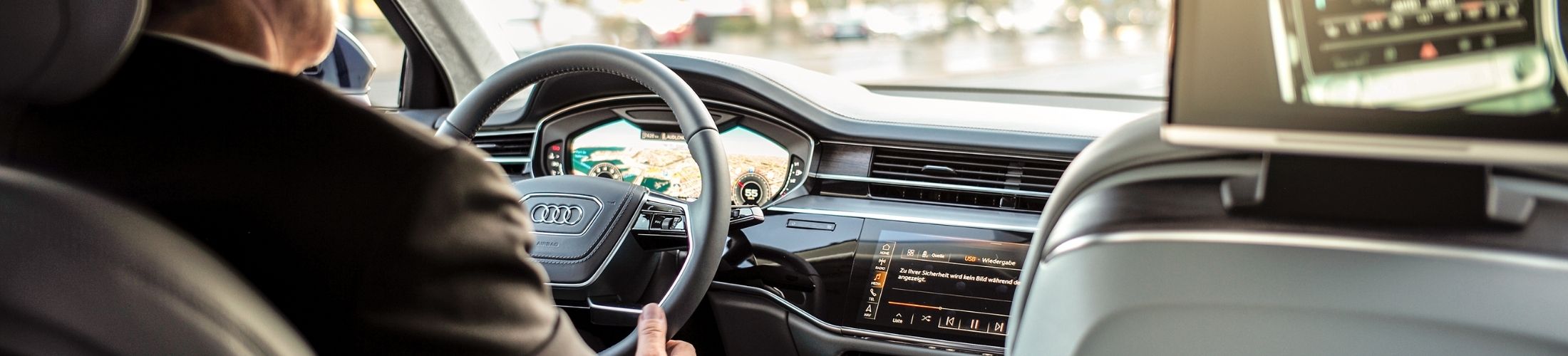 Innenraum eines Audi mit Fahrer
