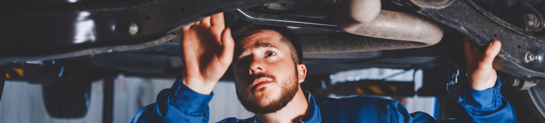 Automechaniker bei der Fahrzeugreparatur