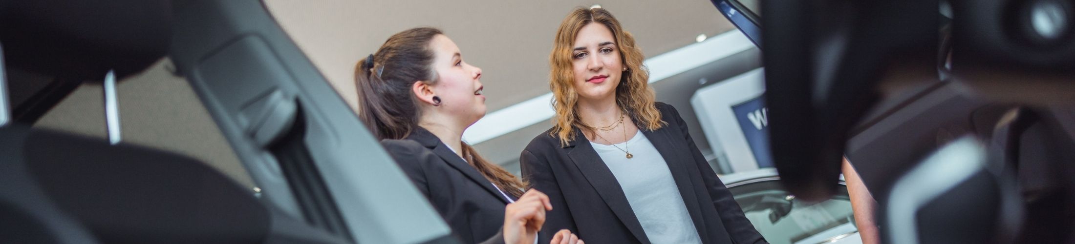 Blick auf zwei Personen aus einem Auto heraus