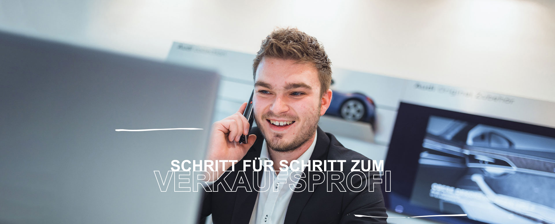 Mitarbeiter telefoniert mit Kunden