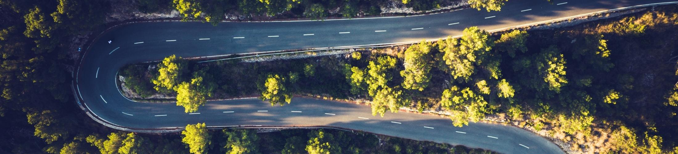 Sicht aus der Vogelperspektive auf eine Stra&szlig