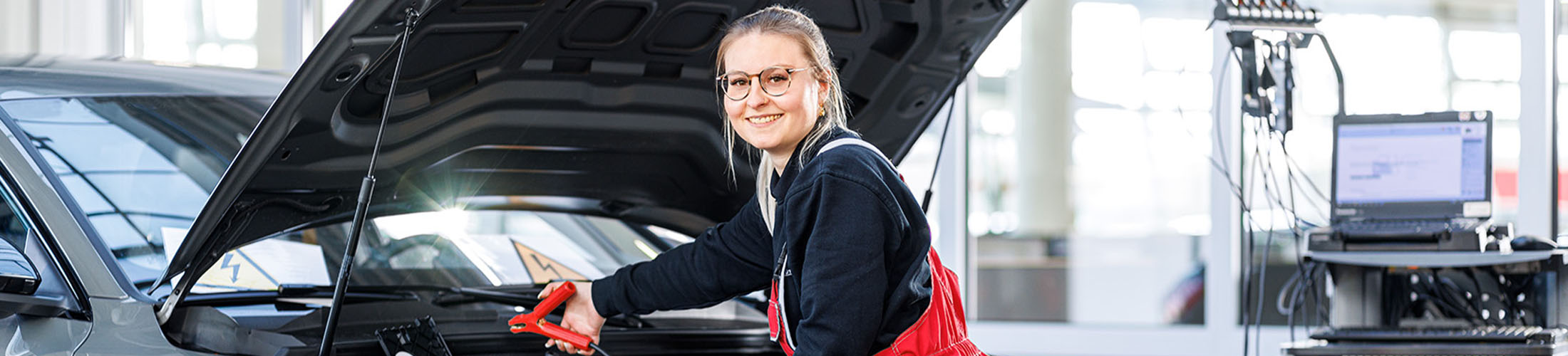 Kfz‑Mechatronikerin Jessika Hortok bei der Arbeit
