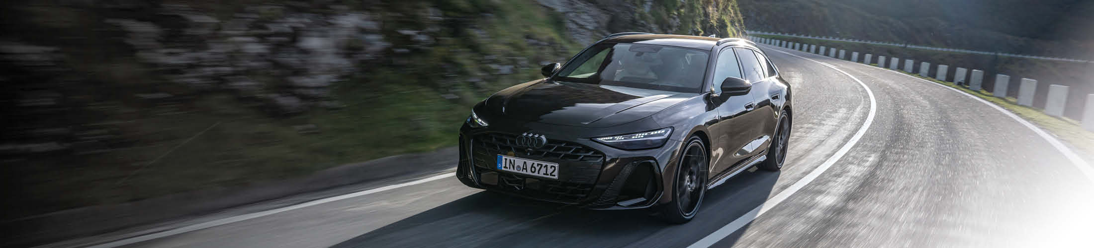 Audi f&auml;hrt auf einer Stra&szlig;e