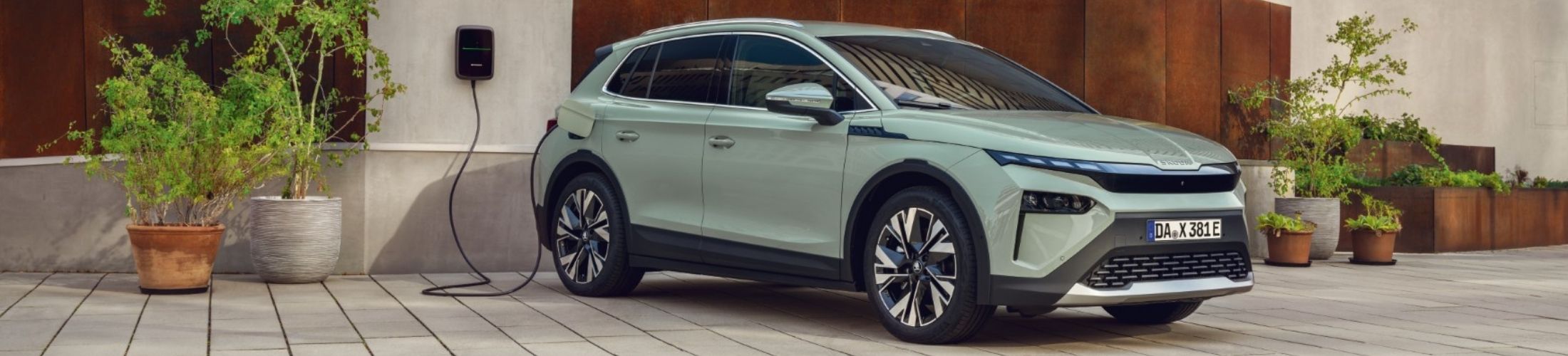 Skoda Elroq steht vor einer Garage