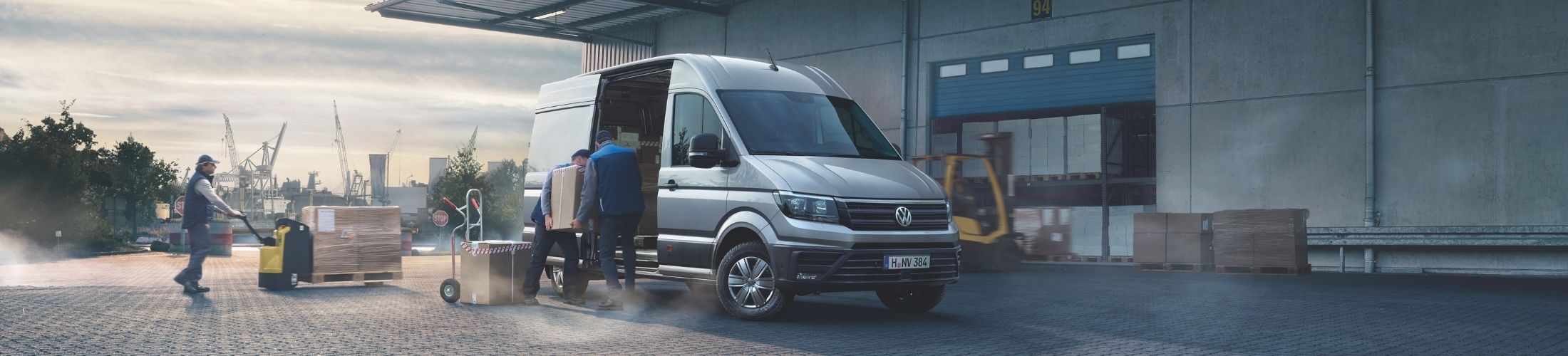 Ein VW Crafter wird beladen