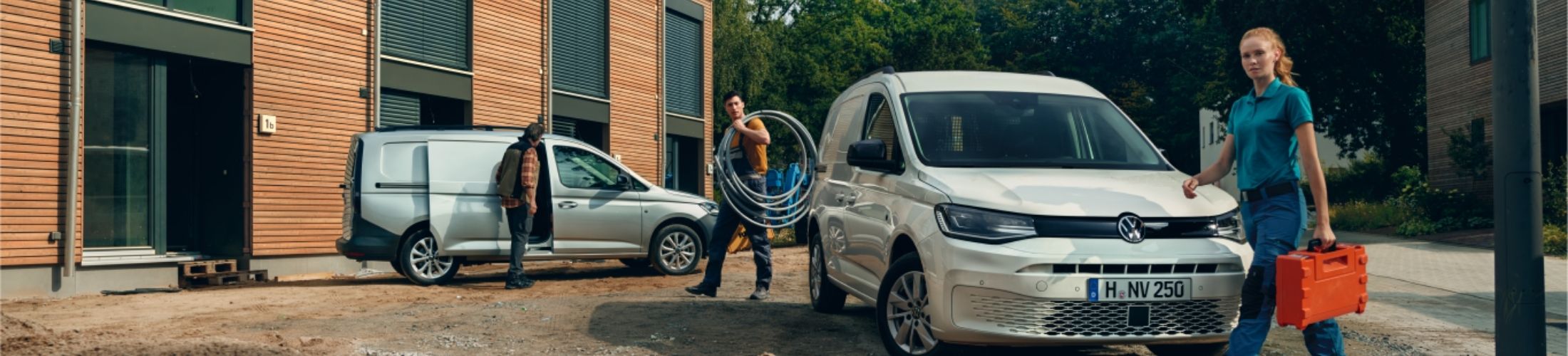 Zwei VW Caddys vor einem Geb&auml;ude